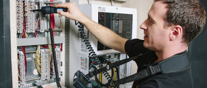 Selbständiger Monteur Elektroniker FR Energie- und Gebäudetechnik